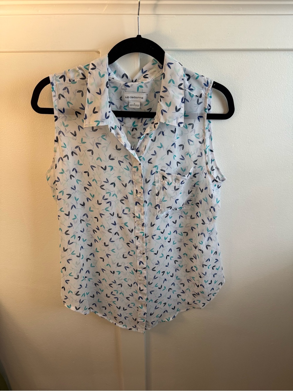 Liz Claiborne White Sleeveless Button-Down Top with Teal & Navy Leaf Print